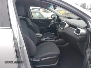 2019 Kia Sorento LX z VIN 5XYPG4A36KG438741, wystawiony jako IAAI lot #42384999 z przebiegiem 94 640 mil mil oraz . Historia ofert i sprzedaży dostępna na DreamBid. Obrazek 5.