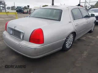 2005 Lincoln Town Car Signature Limited z VIN 1LNHM82W35Y613094, wystawiony jako IAAI lot #42191430 z przebiegiem 131 071 mil mil oraz . Historia ofert i sprzedaży dostępna na DreamBid. Obrazek 4.