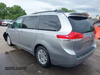 2014 Toyota Sienna XLE z VIN 5TDYK3DC6ES488569, wystawiony jako IAAI lot #42171540 z przebiegiem 97 416 mil mil oraz . Historia ofert i sprzedaży dostępna na DreamBid. Obrazek 3.