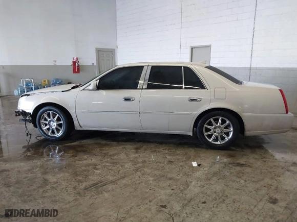 2011 Cadillac DTS Luxury Collection with VIN 1G6KD5E68BU151058, listed as a IAAI auction lot 41433526 with 118,815 mi miles. Bid and sale history available at carsss.com. Image 15.