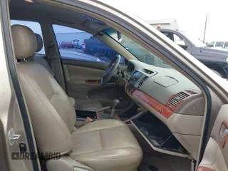 2002 Toyota Camry LE z VIN 4T1BE32K42U592181, wystawiony jako IAAI lot #42206721 z przebiegiem 299 947 mil mil oraz . Historia ofert i sprzedaży dostępna na DreamBid. Obrazek 5.