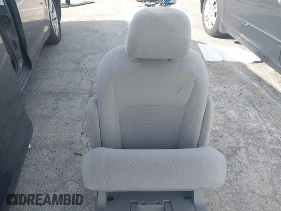 2017 Toyota Sienna LE Auto Access Seat z VIN 5TDKZ3DC5HS799948, wystawiony jako IAAI lot #42241926 z przebiegiem 138 703 mil mil oraz . Historia ofert i sprzedaży dostępna na DreamBid. Obrazek 12.