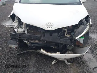 2016 Toyota Sienna XLE z VIN 5TDYK3DC6GS706142, wystawiony jako IAAI lot #41037224 z przebiegiem 162 364 mil mil oraz . Historia ofert i sprzedaży dostępna na DreamBid. Obrazek 6.