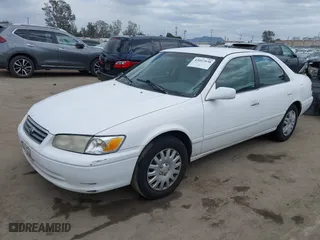 2000 Toyota Camry CE with VIN JT2BG22K0Y0430680, listed as a IAAI auction lot 42047038 with 195,572 mi miles. Bid and sale history available at carsss.com. Image 2.