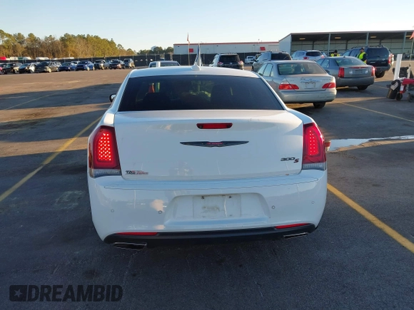 2021 Chrysler 300 S z VIN 2C3CCABG9MH545933, wystawiony jako IAAI lot #41222858 z przebiegiem 76 434 mil mil oraz . Historia ofert i sprzedaży dostępna na DreamBid. Obrazek 15.