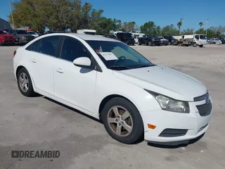 2014 Chevrolet Cruze 1LT z VIN 1G1PC5SB2E7425955, wystawiony jako IAAI lot #41771467 z przebiegiem 125 816 mil mil oraz . Historia ofert i sprzedaży dostępna na DreamBid. Obrazek 1.