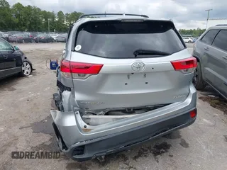2018 Toyota Highlander SE z VIN 5TDJZRFH0JS529197, wystawiony jako IAAI lot #40233988 z przebiegiem Nie podano mil oraz . Historia ofert i sprzedaży dostępna na DreamBid. Obrazek 16.