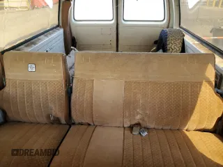 1989 Chevrolet Suburban z VIN 1GNGR26N6KF150544, wystawiony jako Copart lot #50469335 z przebiegiem 21 480 mil mil oraz Czysty tytuł • Clean title. Historia ofert i sprzedaży dostępna na DreamBid. Obrazek 10.