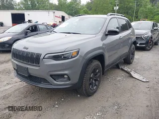 2022 Jeep Cherokee X z VIN 1C4PJMCX0ND555770, wystawiony jako IAAI lot #42107885 z przebiegiem 42 302 mil mil oraz . Historia ofert i sprzedaży dostępna na DreamBid. Obrazek 2.