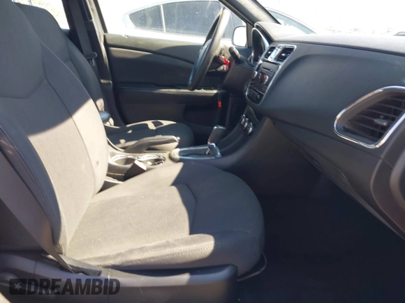 2014 Chrysler 200 LX z VIN 1C3CCBAB3EN231263, wystawiony jako IAAI lot #41858333 z przebiegiem 63 100 mil mil oraz . Historia ofert i sprzedaży dostępna na DreamBid. Obrazek 5.