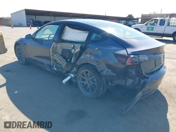 2022 Tesla Model 3 Long Range z VIN 5YJ3E1EB2NF251772, wystawiony jako IAAI lot #41773684 z przebiegiem 28 500 mil mil oraz . Historia ofert i sprzedaży dostępna na DreamBid. Obrazek 3.