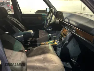 1984 Mercedes-Benz 500 z VIN WDBCA37A9EA027109, wystawiony jako Copart lot #74401344 z przebiegiem 137 953 mil mil oraz Tytuł czysty. Historia ofert i sprzedaży dostępna na DreamBid. Obrazek 5.
