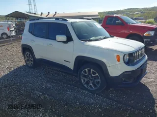 2017 Jeep Renegade Latitude z VIN ZACCJABB7HPF29689, wystawiony jako IAAI lot #42137977 z przebiegiem 101 992 mil mil oraz . Historia ofert i sprzedaży dostępna na DreamBid. Obrazek 1.