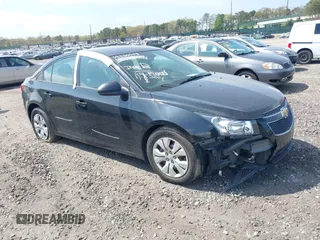 2014 Chevrolet Cruze LS z VIN 1G1PA5SGXE7453360, wystawiony jako IAAI lot #39336019 z przebiegiem 64 108 mil mil oraz . Historia ofert i sprzedaży dostępna na DreamBid. Obrazek 1.