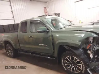 2022 Toyota Tacoma SR z VIN 3TYSZ5AN0NT094346, wystawiony jako IAAI lot #41715982 z przebiegiem 58 463 mil mil oraz . Historia ofert i sprzedaży dostępna na DreamBid. Obrazek 14.