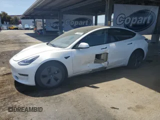 2021 Tesla Model 3 Standard Range Plus z VIN 5YJ3E1EA7MF078241, wystawiony jako Copart lot #57100525 z przebiegiem 56 700 mil mil oraz Szkody całkowita. Historia ofert i sprzedaży dostępna na DreamBid. Obrazek 1.