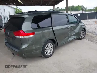 2012 Toyota Sienna XLE AAS z VIN 5TDYK3DC0CS275646, wystawiony jako IAAI lot #42116979 z przebiegiem 250 909 mil mil oraz . Historia ofert i sprzedaży dostępna na DreamBid. Obrazek 4.