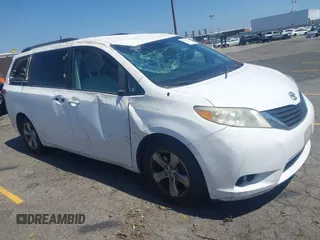 2011 Toyota Sienna LE AAS z VIN 5TDKK3DC3BS101624, wystawiony jako IAAI lot #42312960 z przebiegiem 129 435 mil mil oraz . Historia ofert i sprzedaży dostępna na DreamBid. Obrazek 1.