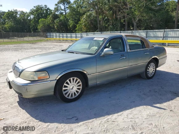 2004 Lincoln Town Car Signature with VIN 1LNHM81W64Y644937, listed as a Copart auction lot 50868815 with 189,886 mi miles and Salvage Title. Bid and sale history available at carsss.com. Image 1.