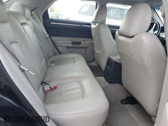 2006 Chrysler 300 C z VIN 2C3LK63H36H345091, wystawiony jako Copart lot #72001754 z przebiegiem 192 896 mil mil oraz Czysty tytuł • Clean title. Historia ofert i sprzedaży dostępna na DreamBid. Obrazek 10.