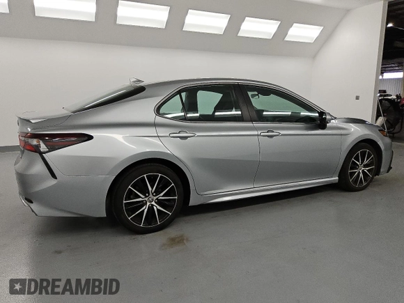 2022 Toyota Camry SE with VIN 4T1G11AK1NU670511, listed as a Copart auction lot 52487225 with 57,583 mi miles and Clean Title. Bid and sale history available at DreamBid. Image 3.