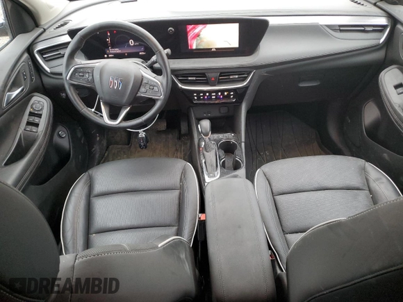 2024 Buick Encore GX Avenir z VIN KL4AMFSL2RB005604, wystawiony jako Copart lot #47529285 z przebiegiem 8 032 mil mil oraz Szkoda całkowita • Salvage title. Historia ofert i sprzedaży dostępna na DreamBid. Obrazek 8.
