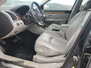 2009 Cadillac SRX RWD z VIN 1GYEE637990137951, wystawiony jako Copart lot #47473825 z przebiegiem 188 592 mil mil oraz Czysty tytuł • Clean title. Historia ofert i sprzedaży dostępna na DreamBid. Obrazek 7.