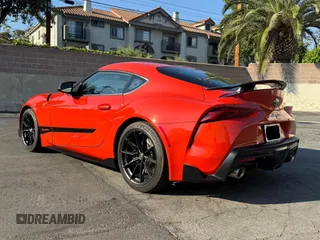2024 Toyota Supra 3.0 z VIN WZ1DB0G09RW063546, wystawiony jako Copart lot #67269555 z przebiegiem 5 150 mil mil oraz Szkoda całkowita • Salvage title. Historia ofert i sprzedaży dostępna na DreamBid. Obrazek 3.