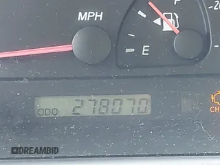 2002 Toyota Camry LE z VIN JTDBE32KX20070778, wystawiony jako IAAI lot #42389584 z przebiegiem 278 070 mil mil oraz . Historia ofert i sprzedaży dostępna na DreamBid. Obrazek 7.