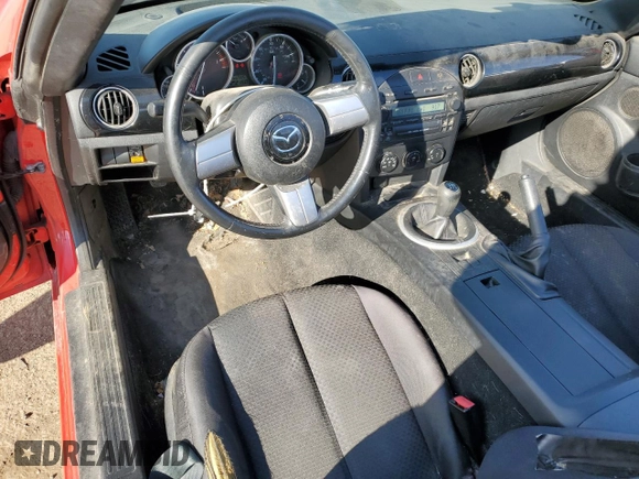 2006 Mazda MX-5 Miata Touring z VIN JM1NC25F360110572, wystawiony jako Copart lot #50555765 z przebiegiem 166 785 mil mil oraz Czysty tytuł • Clean title. Historia ofert i sprzedaży dostępna na DreamBid. Obrazek 8.