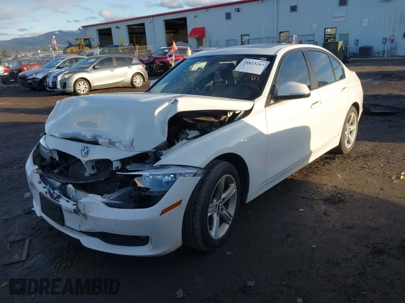 2015 BMW 3 Series 328i xDrive z VIN WBA3B5G59FNS19442, wystawiony jako IAAI lot #40711946 z przebiegiem 45 958 mil mil oraz . Historia ofert i sprzedaży dostępna na DreamBid. Obrazek 2.