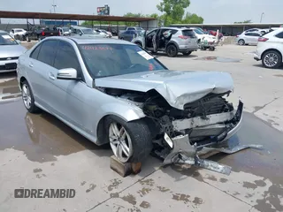 2014 Mercedes-Benz C 250 Sport z VIN WDDGF4HB1EA966634, wystawiony jako IAAI lot #42423577 z przebiegiem 159 296 mil mil oraz . Historia ofert i sprzedaży dostępna na DreamBid. Obrazek 1.
