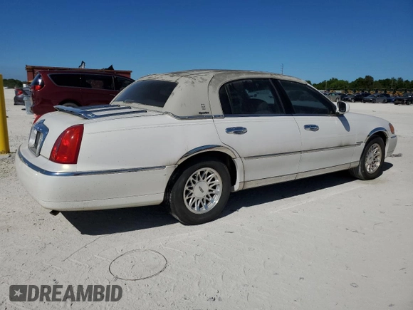 1999 Lincoln Town Car Signature z VIN 1LNHM82W4XY615634, wystawiony jako Copart lot #48886235 z przebiegiem 207 411 mil mil oraz Szkody całkowita. Historia ofert i sprzedaży dostępna na DreamBid. Obrazek 3.