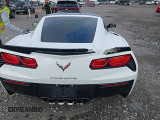 2015 Chevrolet Corvette Z51 3LT z VIN 1G1YM2D72F5119618, wystawiony jako IAAI lot #42744702 z przebiegiem Nie podano mil oraz . Historia ofert i sprzedaży dostępna na DreamBid. Obrazek 6.