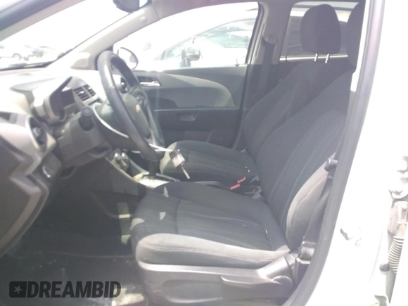 2016 Chevrolet Sonic LT z VIN 1G1JC6SH7G4125154, wystawiony jako Copart lot #55596195 z przebiegiem 107 384 mil mil oraz Czysty tytuł • Clean title. Historia ofert i sprzedaży dostępna na DreamBid. Obrazek 7.