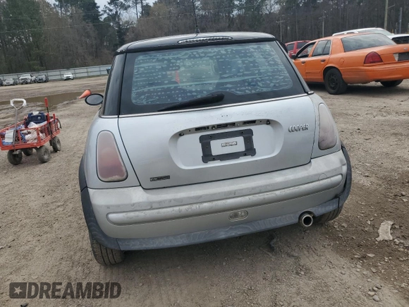2004 MINI Hardtop with VIN WMWRC33424TJ63121, listed as a Copart auction lot 45724105 with 215,449 mi miles and Salvage Title. Bid and sale history available at DreamBid. Image 6.