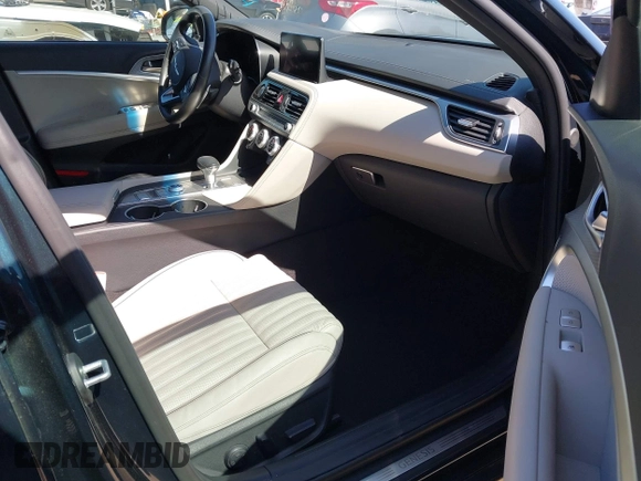 2022 Genesis G70 3.3T z VIN KMTG54TE2NU082023, wystawiony jako IAAI lot #42271871 z przebiegiem 17 833 mil mil oraz . Historia ofert i sprzedaży dostępna na DreamBid. Obrazek 5.