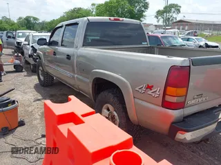 2003 GMC Sierra 1500HD SLT z VIN 1GTGK13U93F108499, wystawiony jako IAAI lot #42149012 z przebiegiem 296 775 mil mil oraz . Historia ofert i sprzedaży dostępna na DreamBid. Obrazek 3.