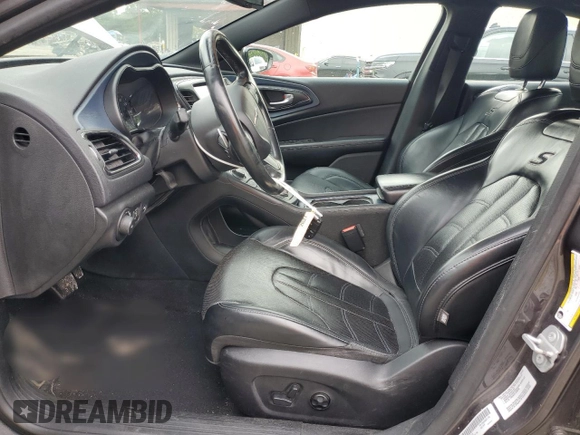 2015 Chrysler 200 S z VIN 1C3CCCBB5FN722116, wystawiony jako Copart lot #57477485 z przebiegiem 139 785 mil mil oraz Szkoda całkowita • Salvage title. Historia ofert i sprzedaży dostępna na DreamBid. Obrazek 7.