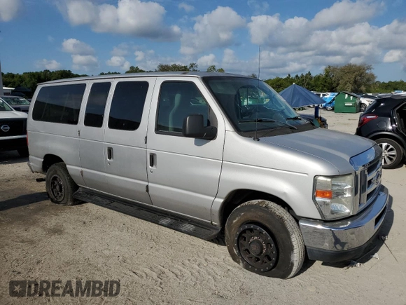 2014 Ford Econoline Passenger XL z VIN 1FBNE3BL8EDA04396, wystawiony jako Copart lot #54657025 z przebiegiem 84 772 mil mil oraz Szkody całkowita. Historia ofert i sprzedaży dostępna na DreamBid. Obrazek 4.