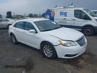 2013 Chrysler 200 Touring z VIN 1C3CCBBG3DN678040, wystawiony jako IAAI lot #42448398 z przebiegiem 246 187 mil mil oraz . Historia ofert i sprzedaży dostępna na DreamBid. Obrazek 1.