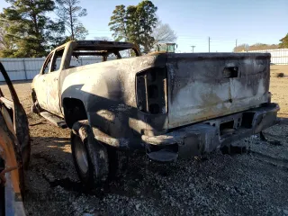 2015 GMC Sierra 3500HD Denali z VIN 1GT424E82FF671807, wystawiony jako Copart lot #38104654 z przebiegiem Nie podano mil oraz Nie do naprawy. Historia ofert i sprzedaży dostępna na DreamBid. Obrazek 2.