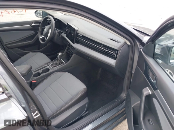 2025 Volkswagen Jetta SE с VIN 3VW7X7BU6SM085202, выставлен на аукционе IAAI как лот 42767432 с пробегом 1 009 миль миль и . История ставок и продаж доступна на DreamBid. Изображение 5.