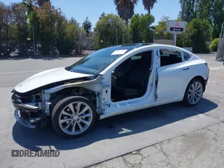 2020 Tesla Model 3 Long Range z VIN 5YJ3E1EB7LF628030, wystawiony jako IAAI lot #42357277 z przebiegiem 82 379 mil mil oraz . Historia ofert i sprzedaży dostępna na DreamBid. Obrazek 2.