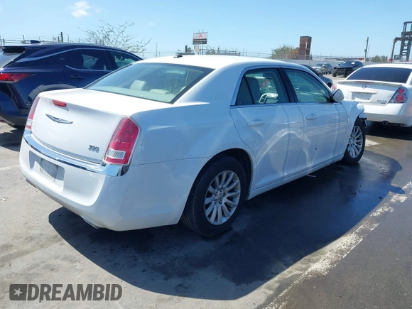 2014 Chrysler 300 z VIN 2C3CCAAG9EH301766, wystawiony jako IAAI lot #41811380 z przebiegiem 111 580 mil mil oraz . Historia ofert i sprzedaży dostępna na DreamBid. Obrazek 4.