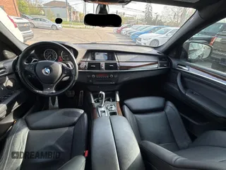 2013 BMW X6 xDrive50i z VIN 5UXFG8C54DL591836, wystawiony jako Copart lot #55171145 z przebiegiem 67 178 mil mil oraz Czysty tytuł • Clean title. Historia ofert i sprzedaży dostępna na DreamBid. Obrazek 9.