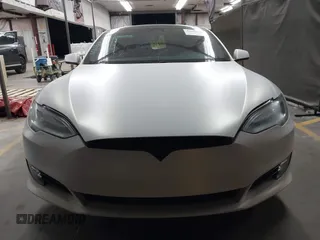2017 Tesla Model S 100D z VIN 5YJSA1E2XHF224671, wystawiony jako IAAI lot #42665581 z przebiegiem 128 517 mil mil oraz . Historia ofert i sprzedaży dostępna na DreamBid. Obrazek 12.