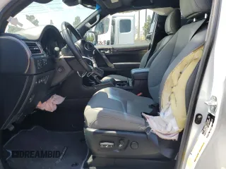 2023 Lexus GX 460 z VIN JTJSM7BX6P5342949, wystawiony jako Copart lot #55026575 z przebiegiem 25 959 mil mil oraz Tytuł czysty. Historia ofert i sprzedaży dostępna na DreamBid. Obrazek 7.