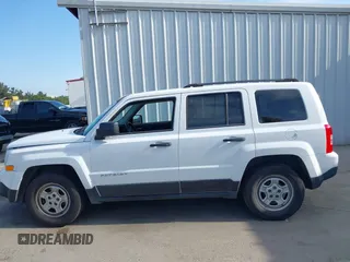 2016 Jeep Patriot Sport z VIN 1C4NJPBA0GD710763, wystawiony jako IAAI lot #42408584 z przebiegiem 155 136 mil mil oraz . Historia ofert i sprzedaży dostępna na DreamBid. Obrazek 14.