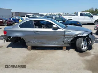 2011 BMW 1 Series 128i z VIN WBAUP9C58BVL89949, wystawiony jako IAAI lot #42086813 z przebiegiem 115 723 mil mil oraz . Historia ofert i sprzedaży dostępna na DreamBid. Obrazek 6.